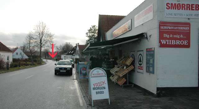 Du kan købe fiskekort hos 7-Eleven Nivå Station til at fiske i Nivå Å, vist med pil på billedet ved gl. strandvej.